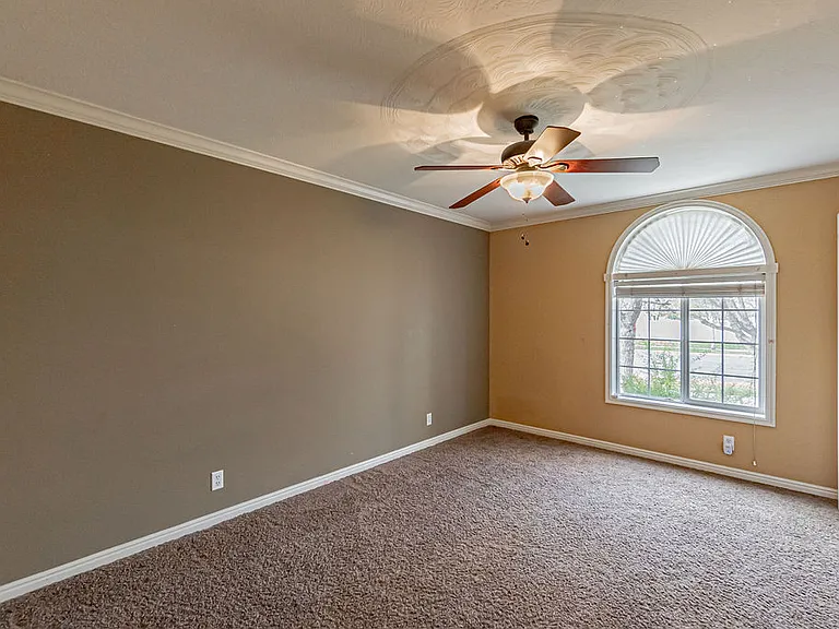 3915 Woodhaven Ln — Photo 46