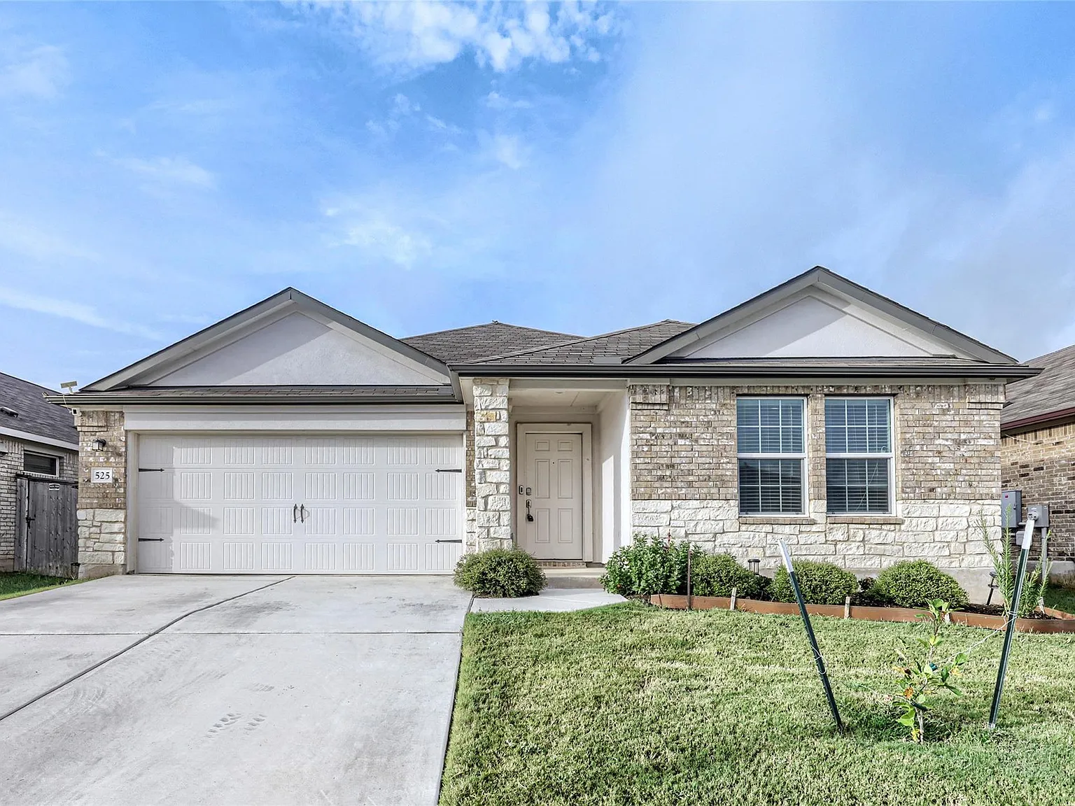 4 bed, 2.0 bath, 1938 sqft, $2,198 — Photo 2