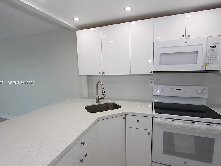 4550 NW 9th St #811E — Photo 6