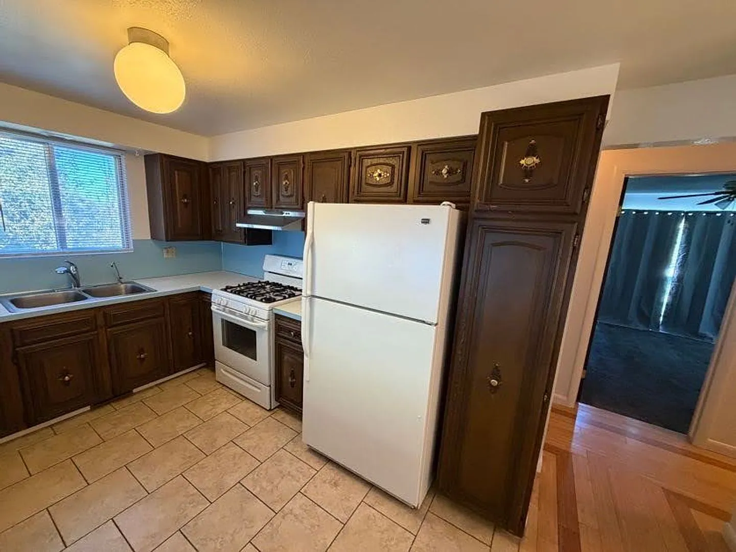 3 Bedroom Home with 2-Car Garage in Centerville — Photo 4