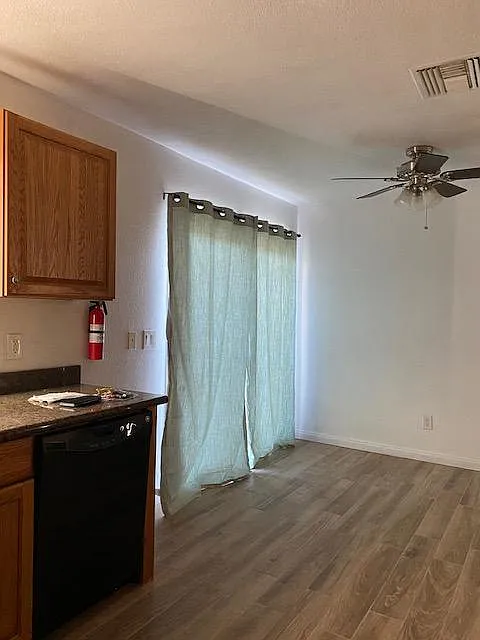 3 bed, 1260 sqft, $2,350 — Photo 4
