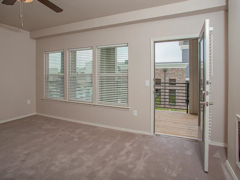 Crown at Seven Oaks Apartment Homes — Photo 23