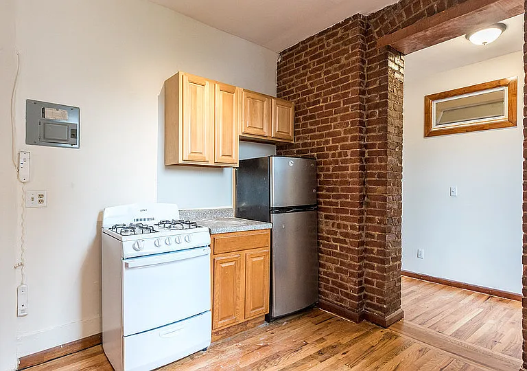 206 Scholes St #13 — Photo 10