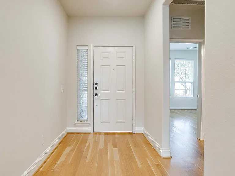 1845 Dexter Ln — Photo 3