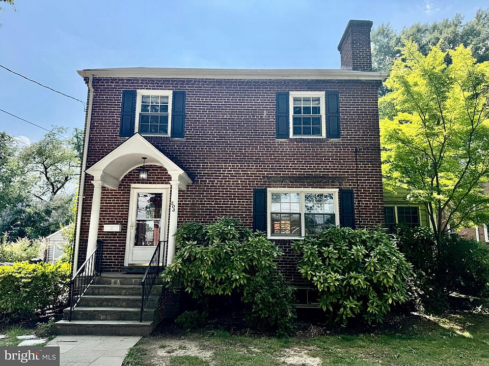 1st image of 204 S Irving St