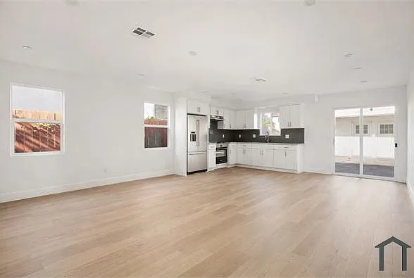 645 W 97th St — Photo 5