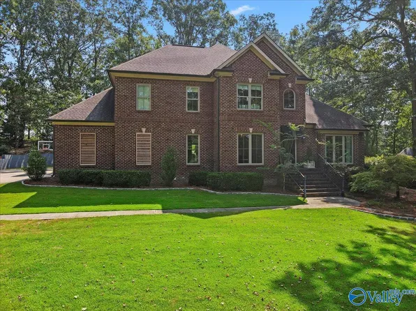 202 Spindle Top Dr, Guntersville, AL 35976