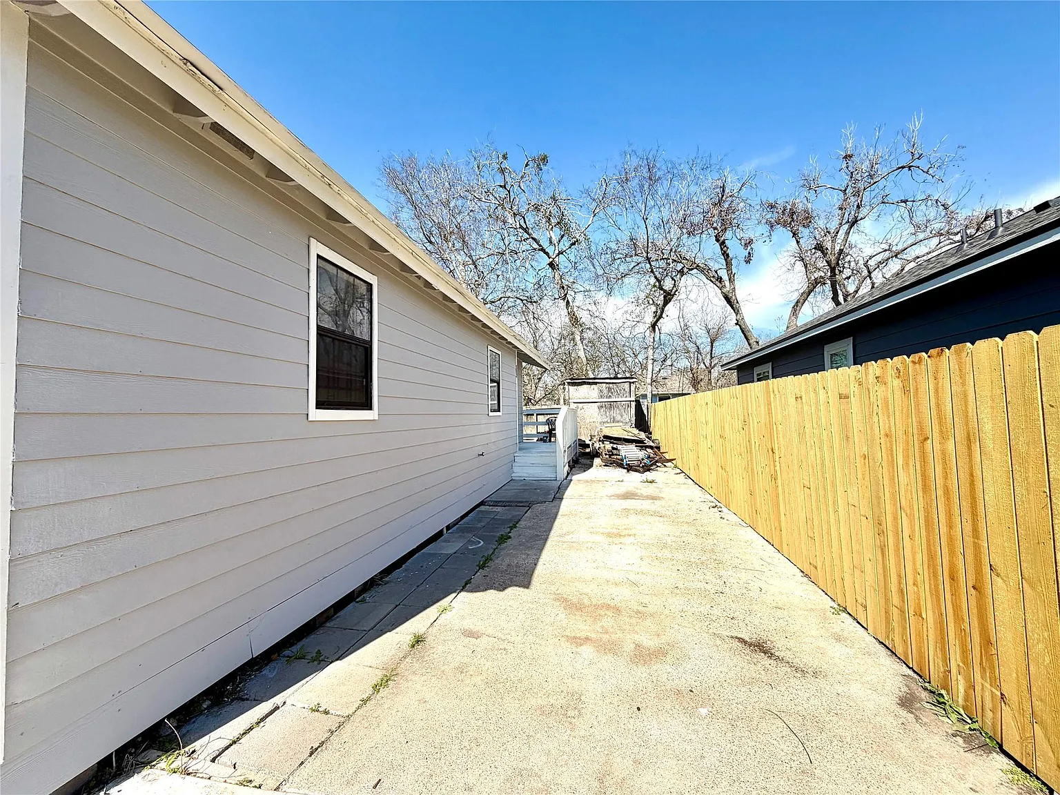3 bed, 2.0 bath, 984 sqft, $1,800 — Photo 2