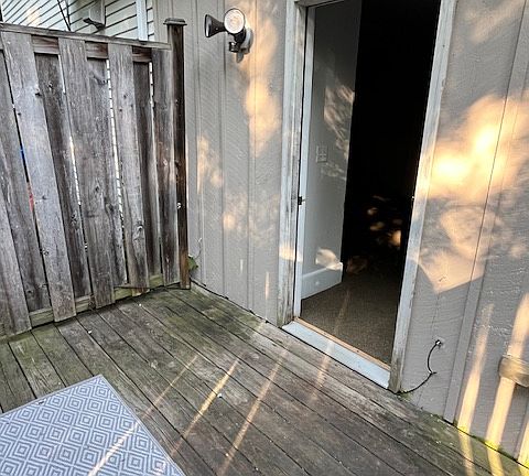 4th image of 232 Jackson St