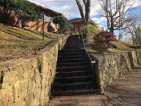 4th image of 713 Mayflower Dr