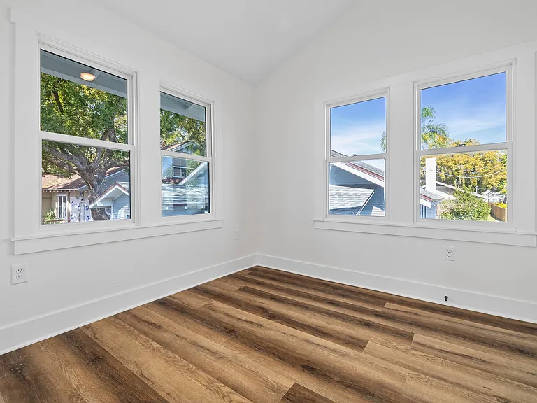 905 E Saint Clair St — Photo 32