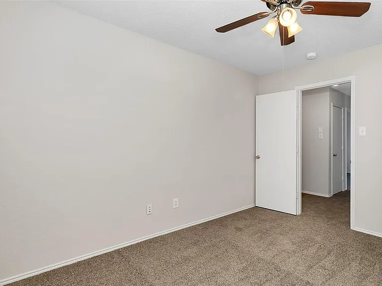 2152 Laughlin Rd — Photo 6