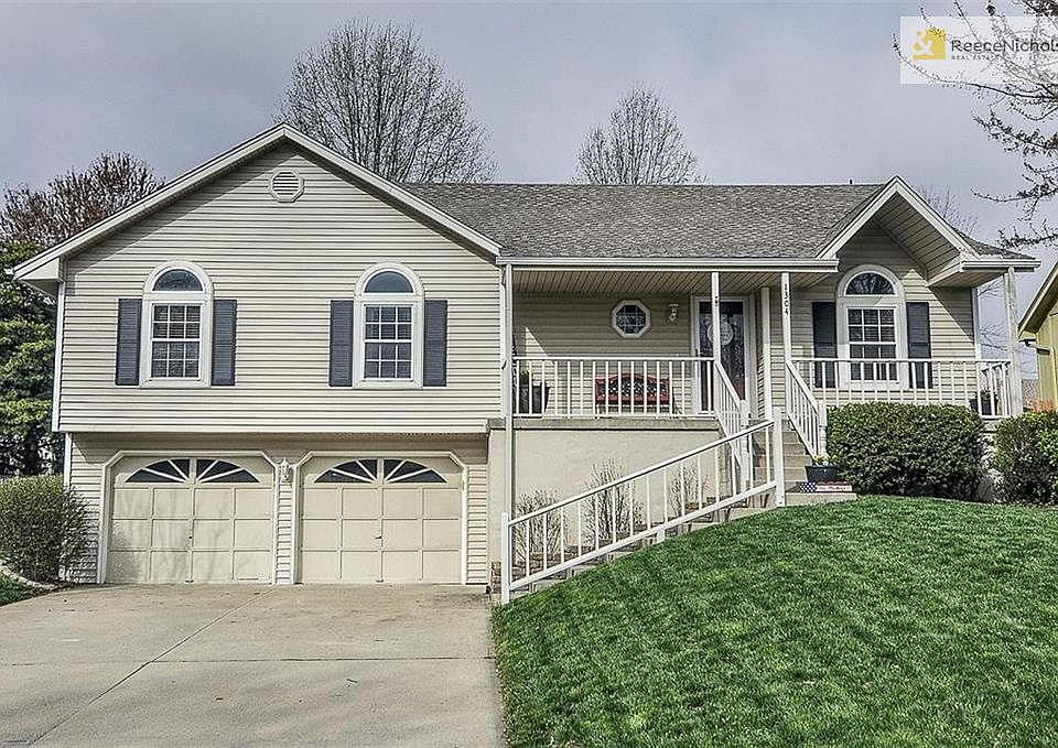 GREAT CURB APPEAL IN A GREAT NEIGHBORHOOD!