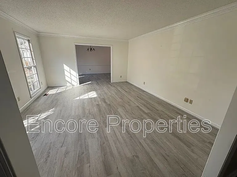 2102 Oakcrest Ct — Photo 4