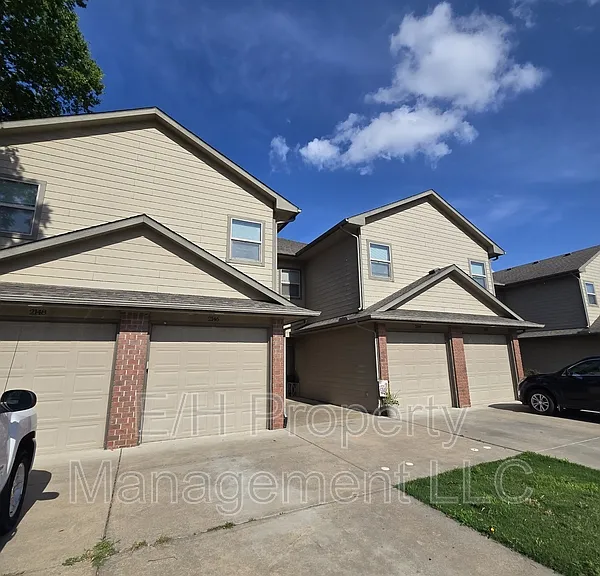 2146 N Woodlawn Blvd — Photo 1