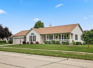 1801 Finch Dr, Mahomet, IL 61853
