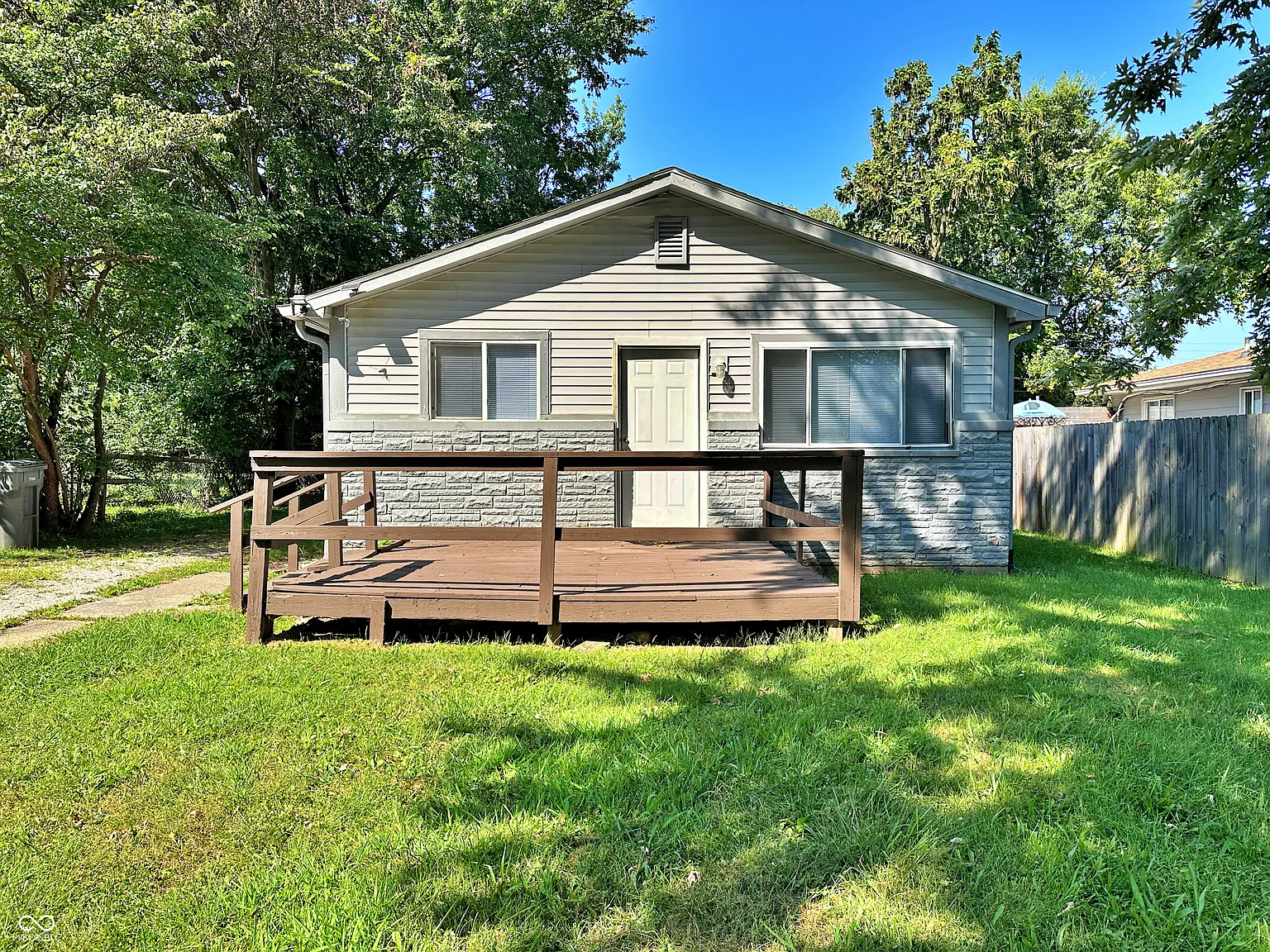 3 bed, 1.0 bath, 1008 sqft, $1,399 — Photo 1
