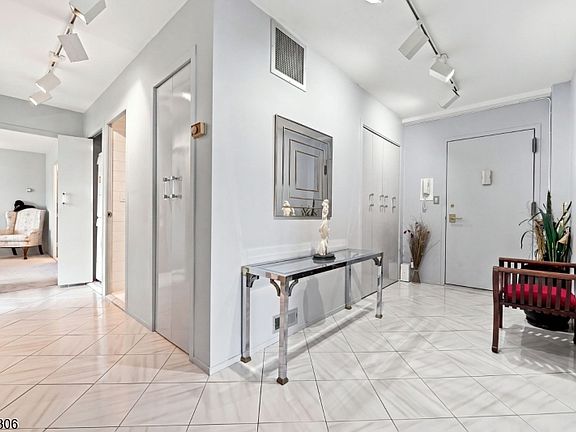 4th image of 1 Claridge Dr #917