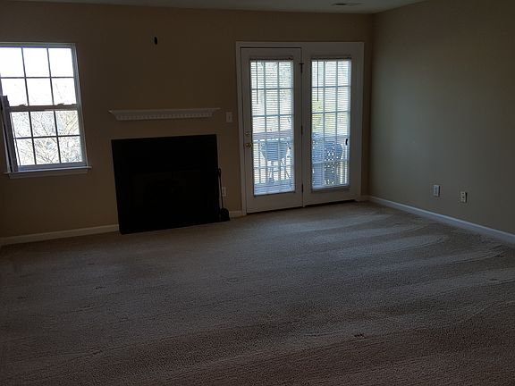 Living room w/fireplace