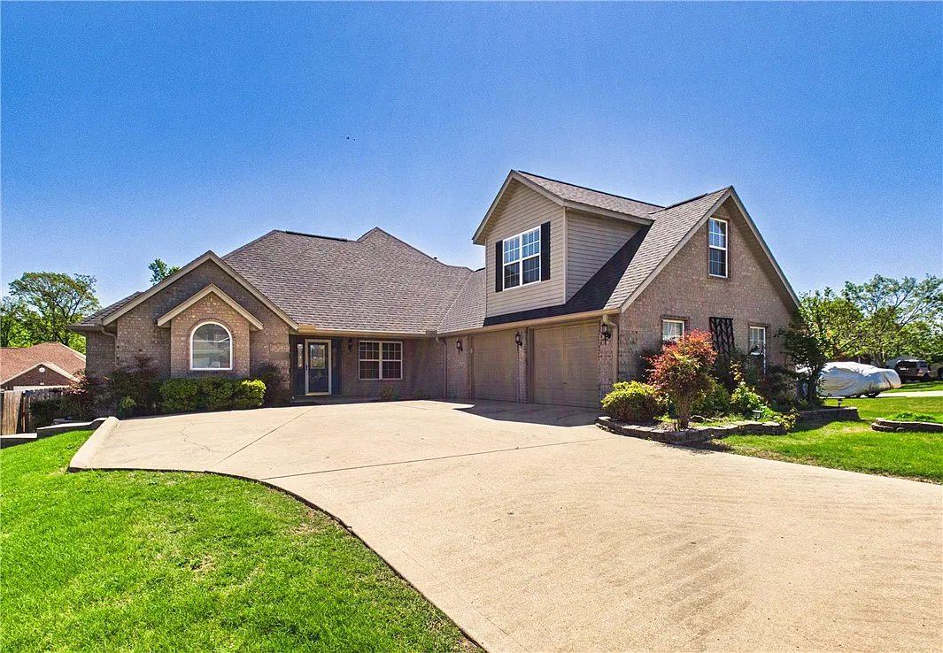 3 bed, 2.0 bath, 2544 sqft, $2,800 — Photo 3
