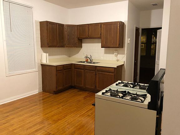 4th image of 2300 W Belmont Ave