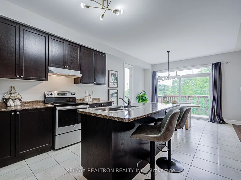 48 Robert Wilson Cres — Photo 8