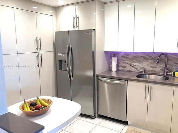 3rd image of 100 Bayview Dr APT 1422