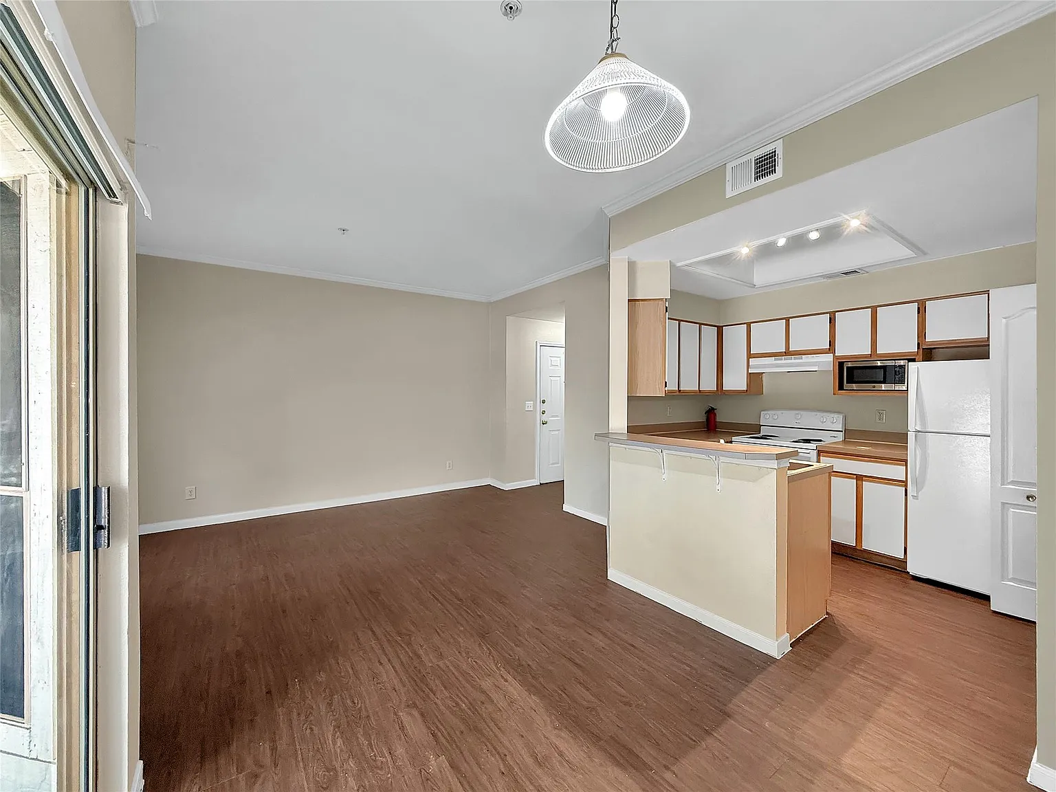 1 bed, 1.0 bath, 608 sqft, $1,099 — Photo 3