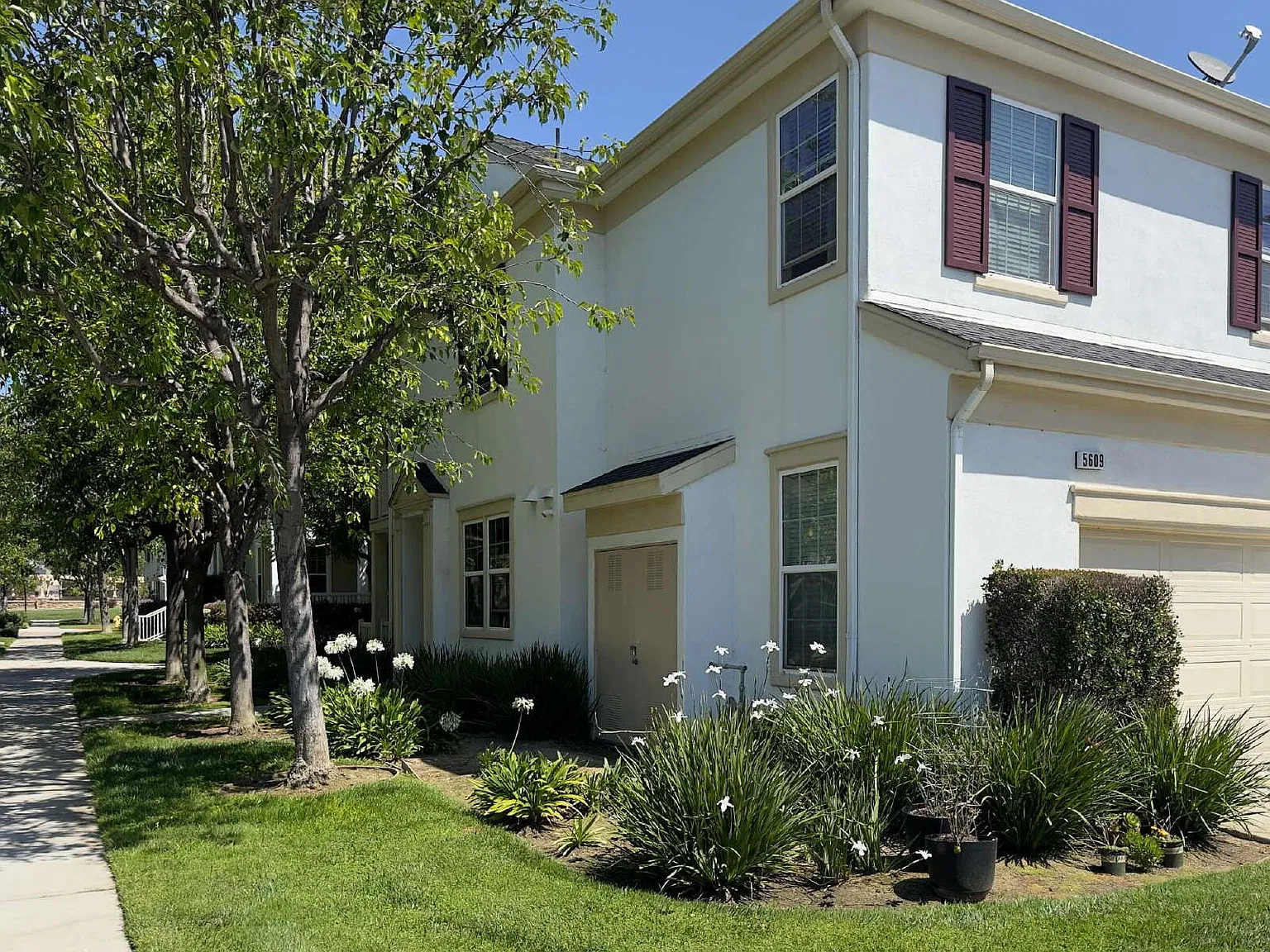 3 bed, 2.5 bath, 1963 sqft, $4,300 — Photo 1