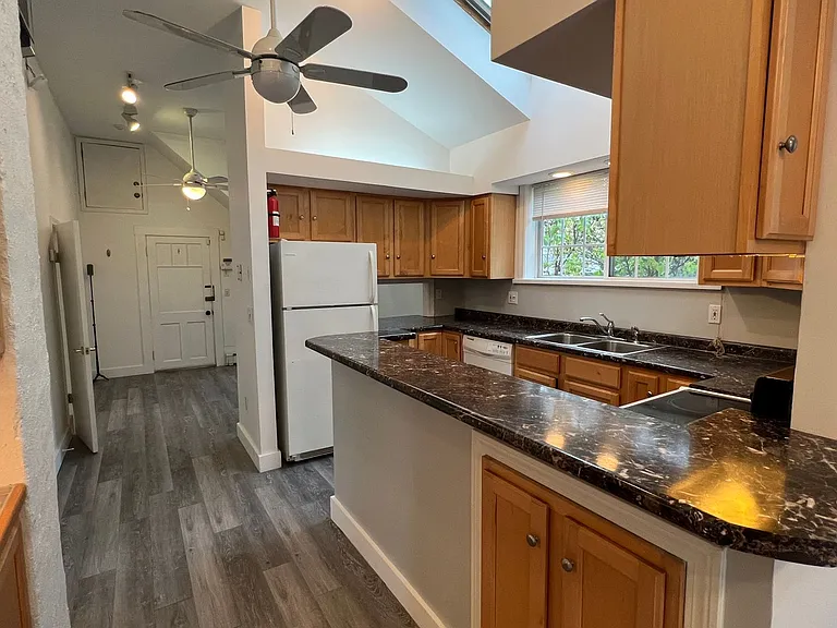 122 Lafayette Rd — Photo 2