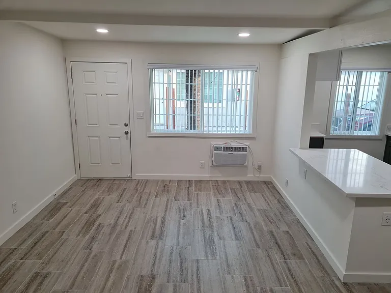 Remodeled 1 Bedroom Unit in Orange — Photo 4