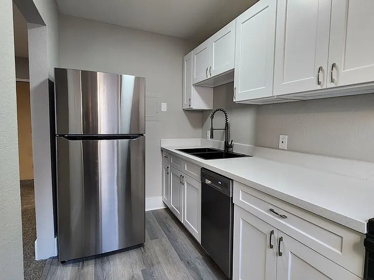 Florence Apartments — Photo 34