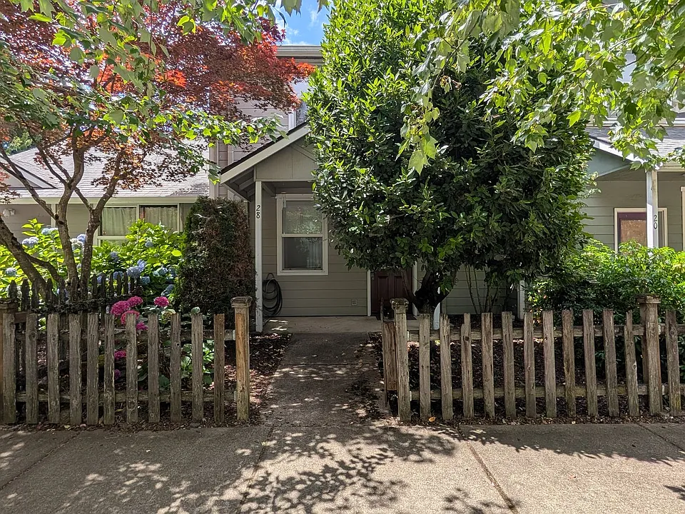 28 Lawrence St