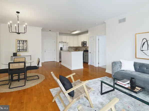 500 Admirals Way APT 215, Philadelphia, PA 19146