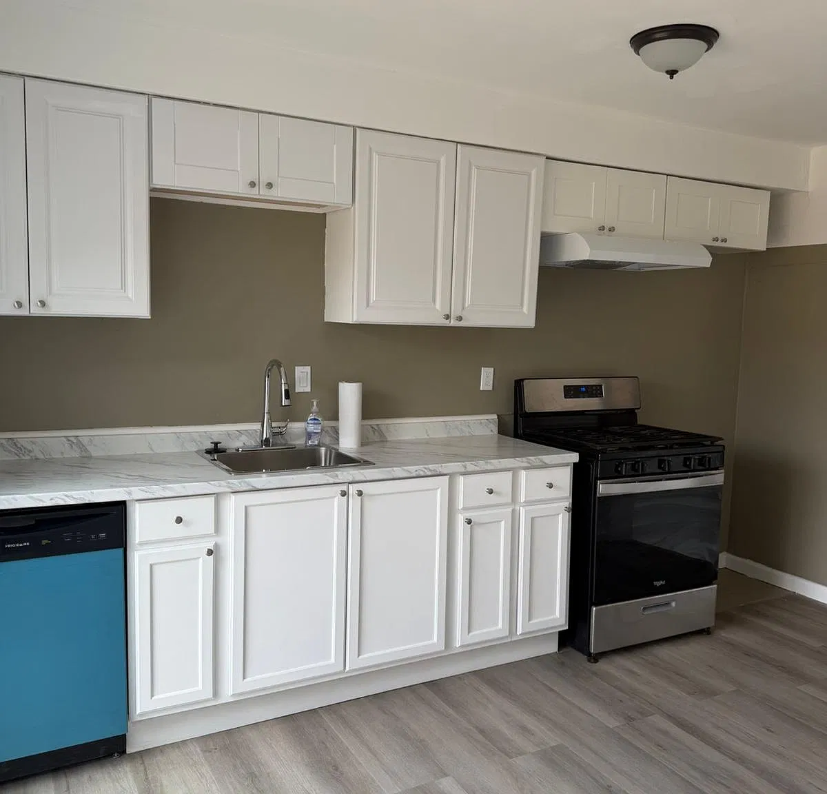 3 bed, 1021 sqft, $2,198 — Photo 2