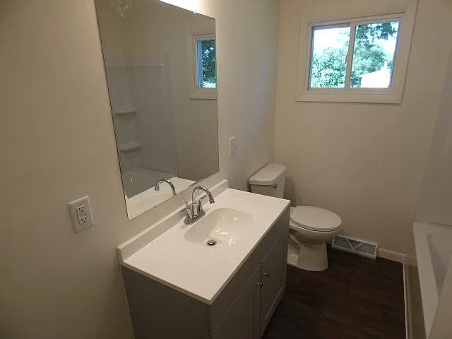 3 bed, 1.0 bath, 1080 sqft, $1,850 — Photo 4