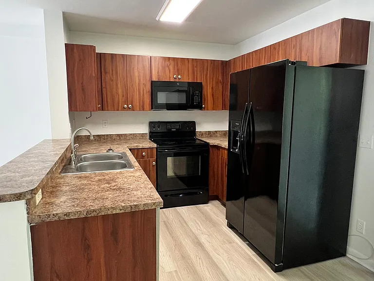 2896 Edgehill Ln — Photo 4