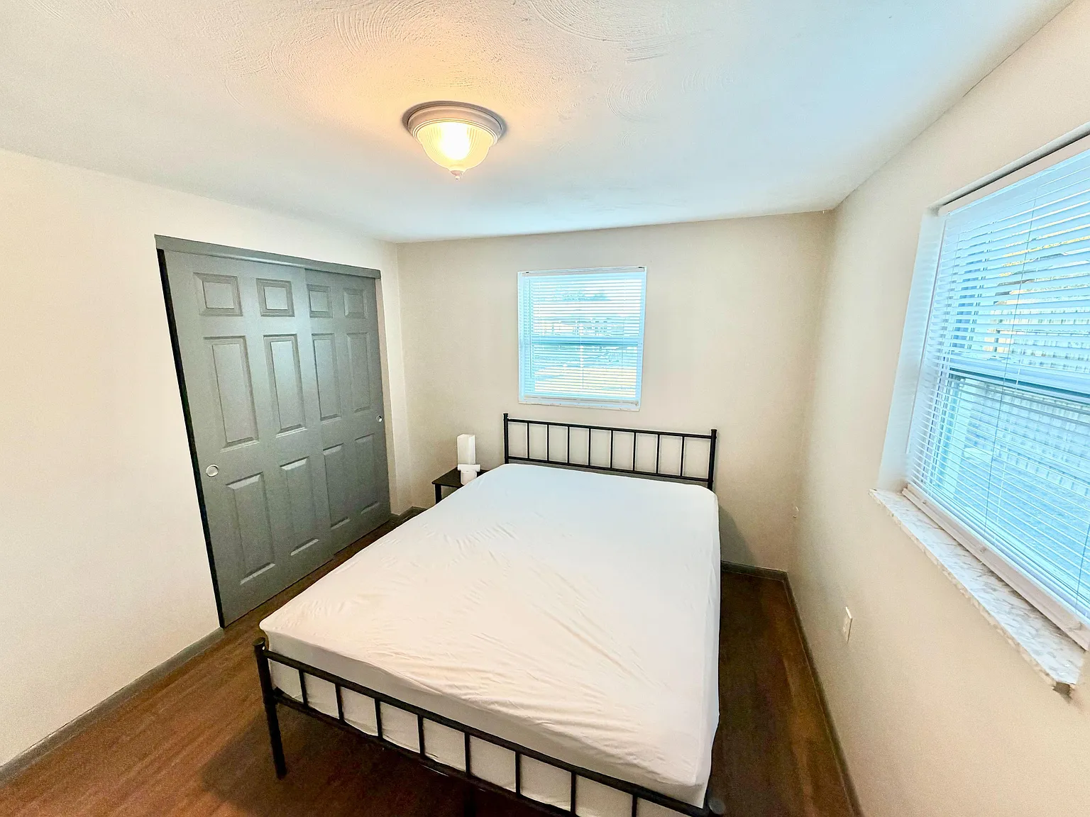 4 bed, 1.0 bath, 1000 sqft, $910 — Photo 2