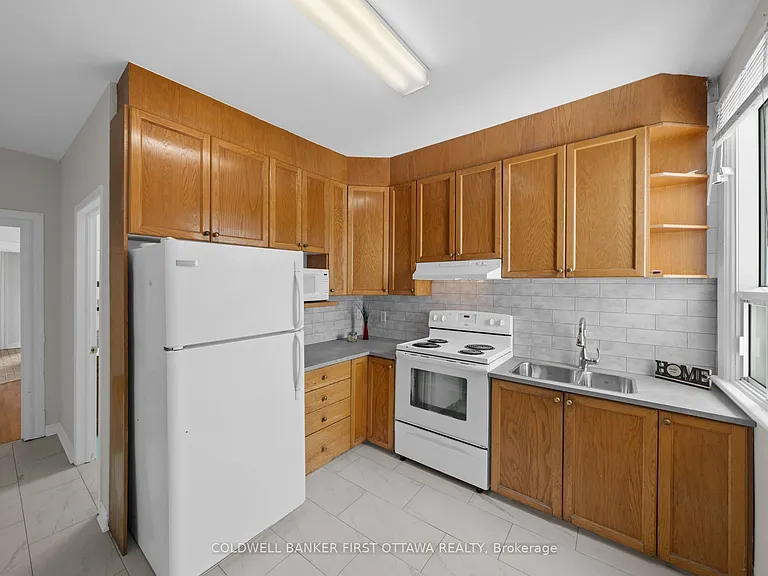 176 Rochester St — Photo 13