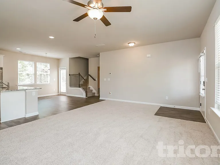 701 Jackson Ct — Photo 2