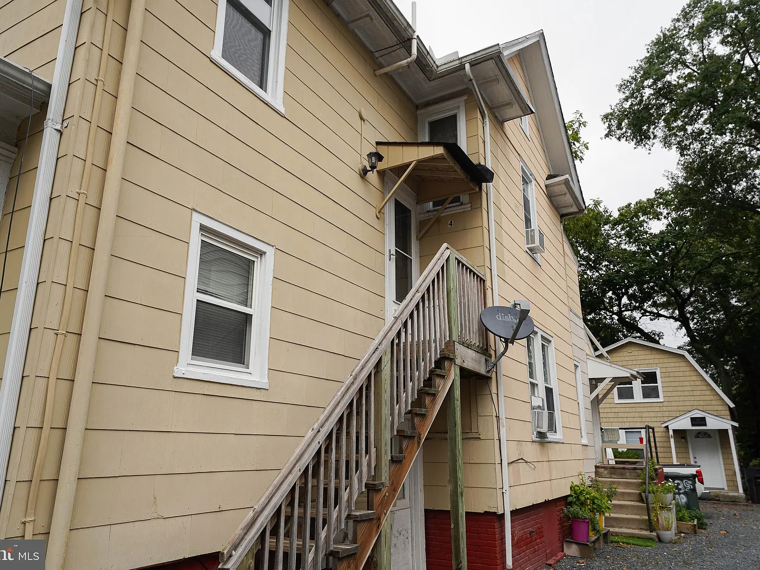 3 bed, 700 sqft, $995 — Photo 2