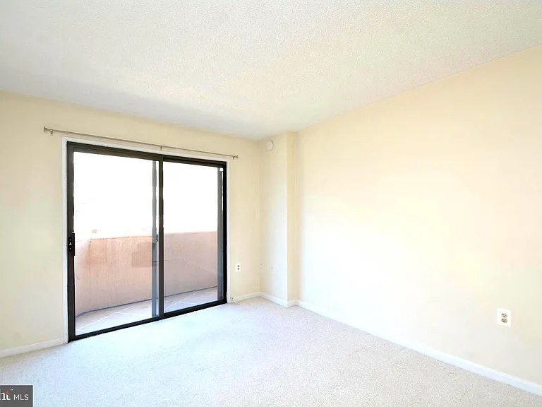 1301 N Courthouse Rd #1512 — Photo 29