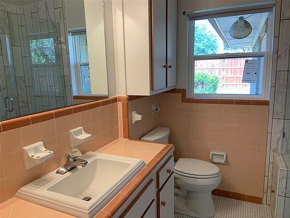 4th image of 1224 Delmont Dr