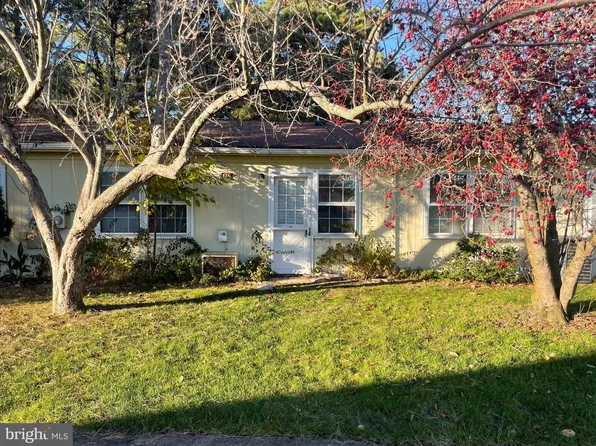 17 Cambridge Cir, Manchester, NJ 08759