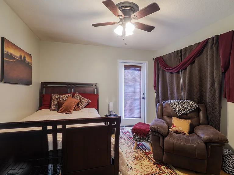 2114 Jerry Jones Dr — Photo 20