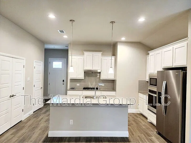 4 bed, 2.0 bath, 1938 sqft, $2,345 — Photo 4
