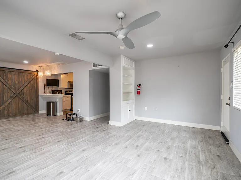 717 E Palmaire Ave — Photo 5