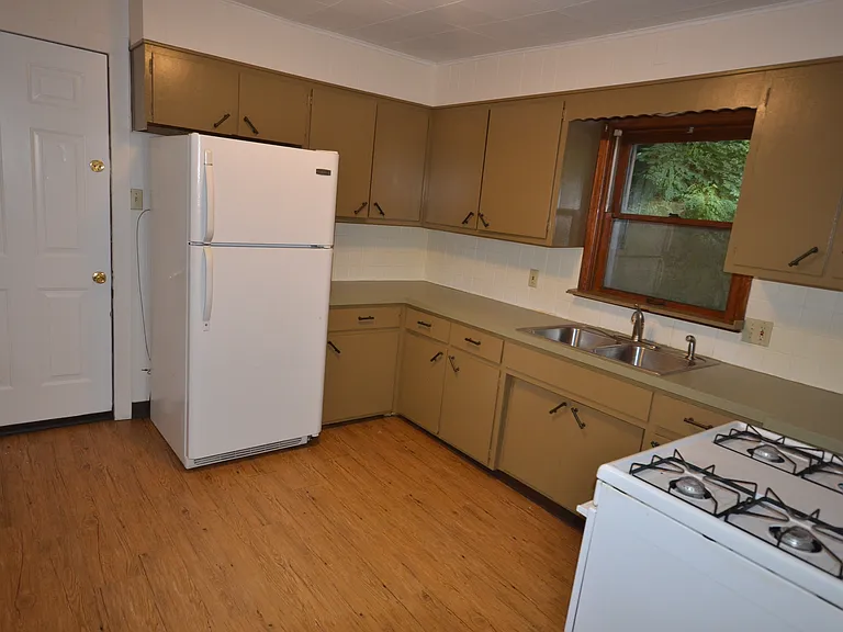130 Roswell St — Photo 4