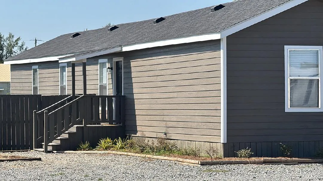 3 bed, 1300 sqft, $5,995 — Photo 1