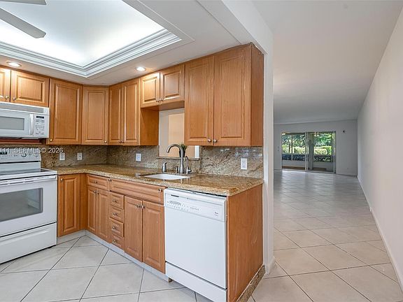 4th image of 4701 Martinique Dr APT K1